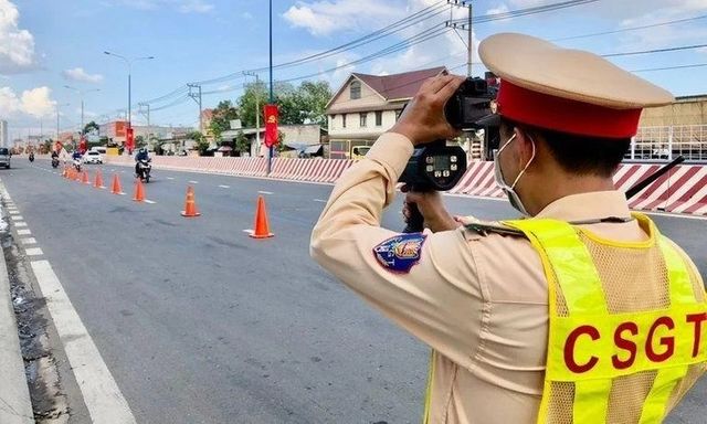 Lỗi xe máy, ô tô chạy chậm bị phạt thế nào?