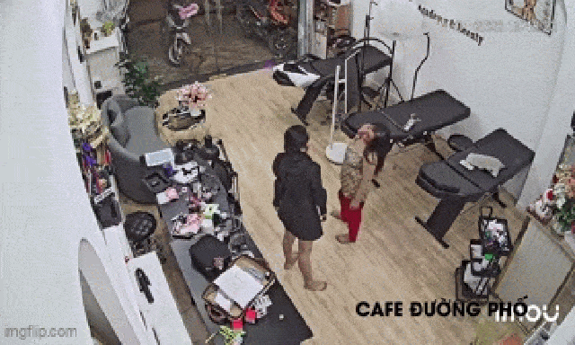 Người phụ nữ mặt bầm tím, bỗng ngất xỉu giữa spa ở TP.HCM, chủ quán nói 1 câu thay đổi tình hình