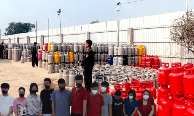 100 CSBCS khám xét khẩn cấp 12 địa điểm ở các tỉnh thành, bắt 16 người, tịch thu số tang vật đặc biệt lớn