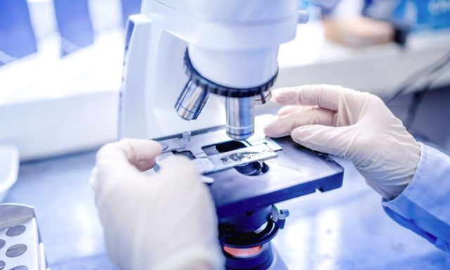 Vợ mua kit xét nghiệm ADN, người đàn ông làm cho vui, phát hiện sự thật chôn giấu suốt 30 năm