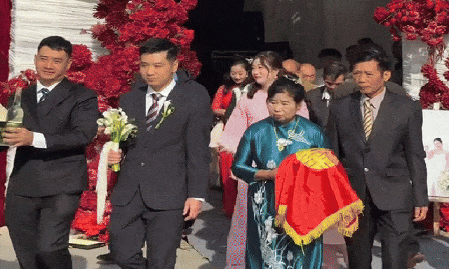 Màn rước dâu “cố đi chậm cũng chỉ hết 15 giây” ở Thanh Hóa: Cặp đôi từng ghét nhau đến mức cả xóm biết