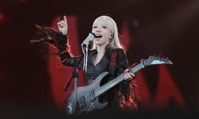 Phùng Khánh Linh hóa 