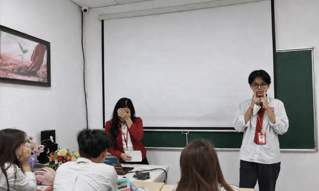 Phát hiện dòng chữ viết bậy trên áo đồng phục, cậu bé 9 tuổi nói một câu khiến bạn học cúi đầu xin lỗi