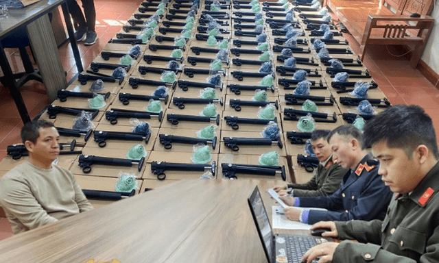 Khám xét kho hàng, bắt giam 'ông trùm' Dương Ích Phong, tịch thu số tang vật cực kì nguy hiểm