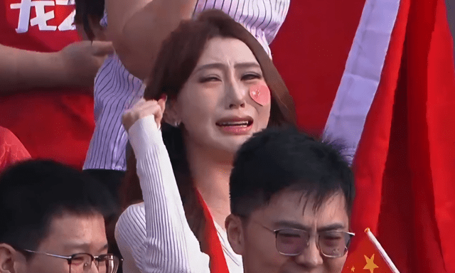 Hàng triệu lượt xem nữ CĐV Trung Quốc òa khóc: “U23 Trung Quốc làm tôi không kìm được nước mắt”