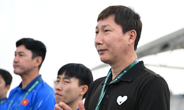 HLV Kim Sang-sik nhận tin kém vui