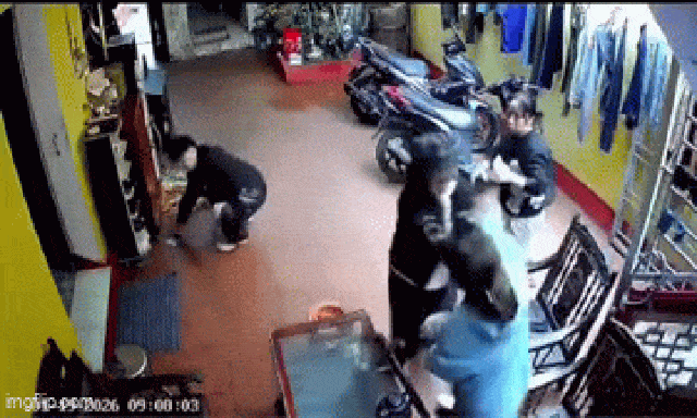 Mẹ và con trai hành hung 2 phụ nữ: Một người đang mang thai, một người đang bế con nhỏ