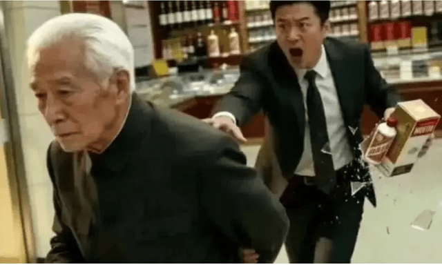 Làm vỡ chai rượu “đắt ngang ô tô”, cụ ông trả đủ 1 lần rồi đi: Chủ cửa hàng vừa nhìn số dư liền đuổi theo