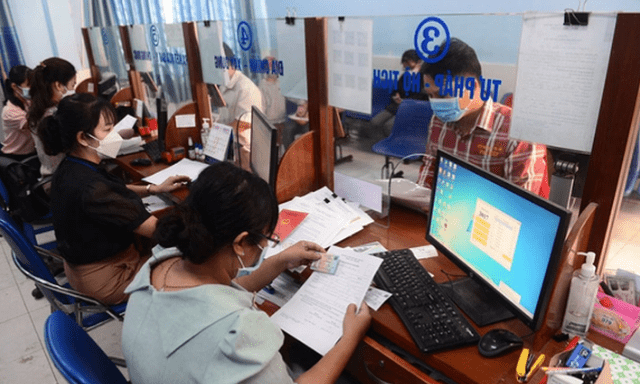 Đổi sổ hộ khẩu, người phụ nữ nhận được thông báo bất ngờ: 10 năm không hề hay biết