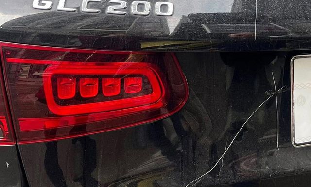 Vụ Mercedes đỗ ở vỉa hè Hà Nội bị cào xước: Hé lộ bất ngờ về chi phí sửa chữa