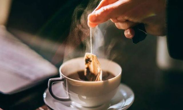 Pha trà bằng ấm siêu tốc hay lò vi sóng ngon hơn? Câu trả lời gây bất ngờ