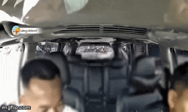 Khách đập màn hình trên ô tô và tài xế vì bị nhắc không hút thuốc trên xe: Công an vào cuộc