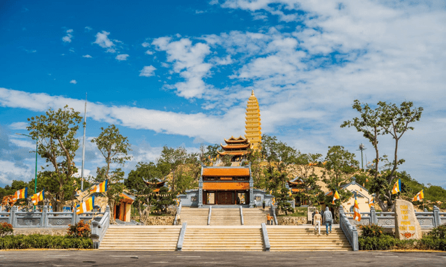 Có gì trong ngôi chùa diễn ra lễ cưới của Á hậu? Nằm trên núi cao 500m, sở hữu Bảo tháp hiếm ở Việt Nam 