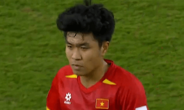 Trung vệ Lý Đức: “Cả đội tụm lại động viên tôi sau tấm thẻ đỏ ở trận thua U23 Trung Quốc”