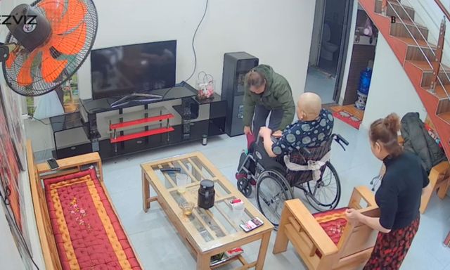 Hiếm có: Người phụ nữ sang chăm sóc ông thông gia bị bệnh ở Thái Nguyên, hé lộ câu chuyện phía sau 