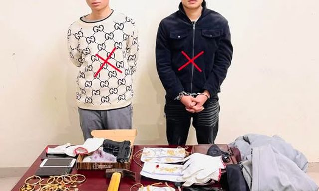 Bắt, khám xét nơi ở của sinh viên Đào Nguyên Bách và một công nhân, thu hồi toàn bộ số vàng