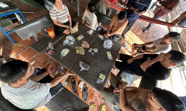 Đồng loạt kiểm tra nhiều địa điểm, bắt Vũ Văn Tùng SN 1989 và nhiều đối tượng