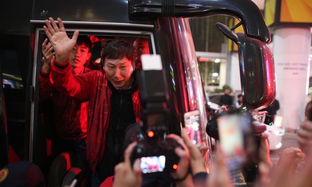 HLV Kim Sang-sik bật dậy lao ra ngoài xe, làm một việc khiến CĐV Việt Nam vỗ tay không ngớt