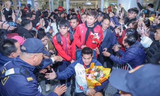 Báo Trung Quốc trầm trồ với hình ảnh U23 Việt Nam sắm vai “người hùng” khi về nước 