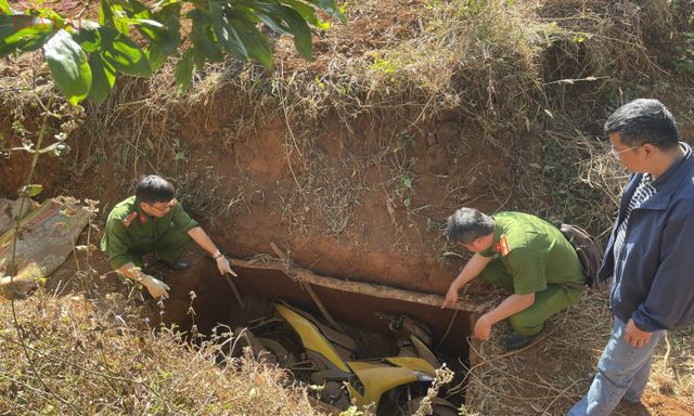 Thông tin mới nhất về chiếc xe máy chôn dưới hố sâu trong vụ cướp ngân hàng ở Gia Lai