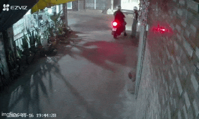 Người đàn ông sàm sỡ cô gái trong hẻm ở TP.HCM: Công an truy tìm