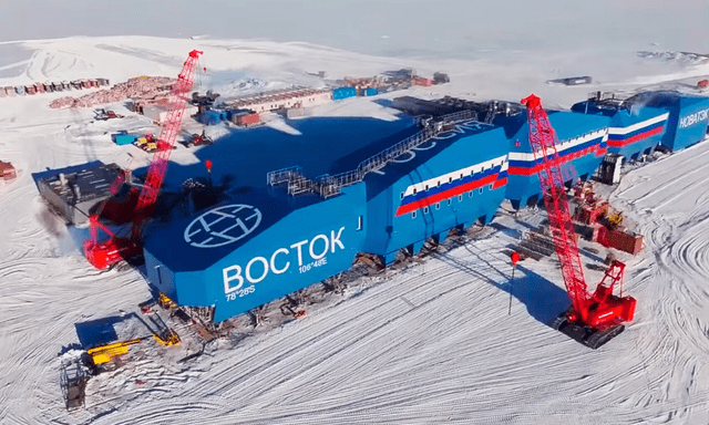 Nga sở hữu căn cứ ở nơi con người khó có thể sinh tồn, riêng vận chuyển vật liệu phải dùng tàu phá băng