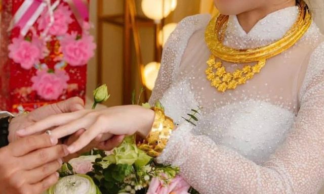 Mang vàng cưới không giấy tờ đi bán có bị tịch thu không? Nhiều người mang vàng đi bán mới biết điều này