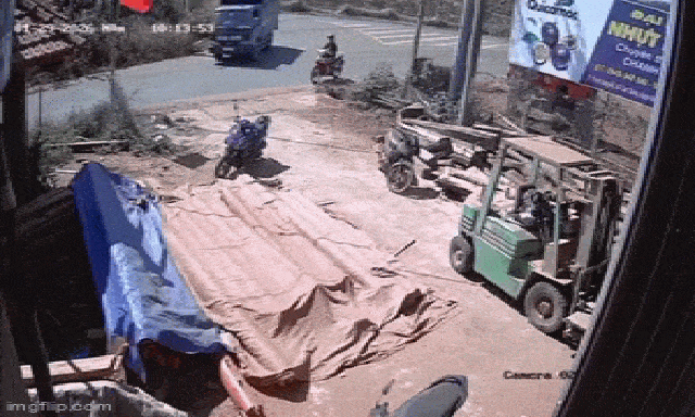 Camera vụ xe tải tự trôi, đâm trúng hai mẹ con, bé gái 10 tuổi tử vong