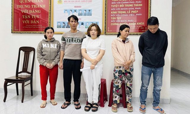 8 tổ công tác đồng loạt kiểm tra, bắt quả tang vợ chồng Nguyễn Thị Mỹ Ca, thu giữ nhiều tài liệu