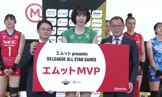 Chủ công Trần Thị Thanh Thúy nhận giải thưởng danh giá trong trận đấu 