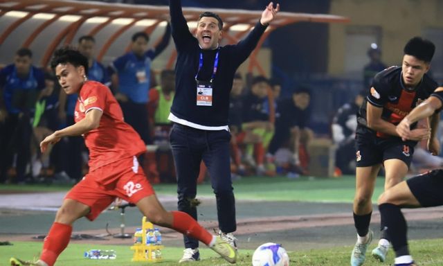 HLV châu Âu lên tiếng chê trọng tài ở V.League, lập tức nhận án phạt nặng