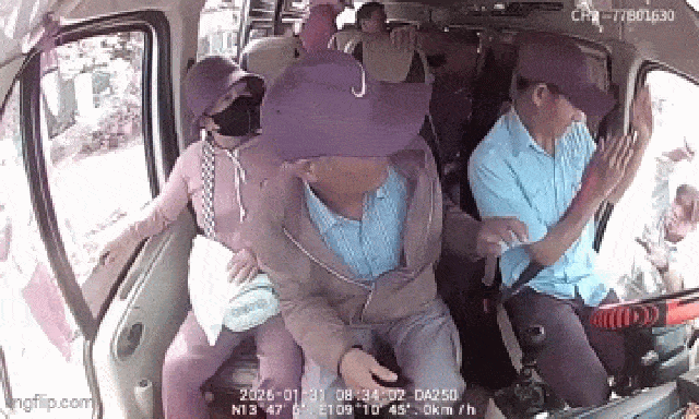 Bất thường tài xế xe khách bị hành hung giữa đường: Tình trạng sức khỏe hiện tại