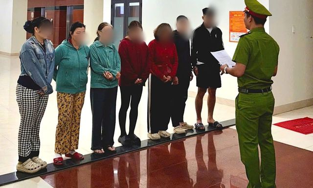 9 tổ công tác đồng loạt kiểm tra, bắt 2 bà trùm trong đường dây đánh bạc hơn 20 tỷ đồng