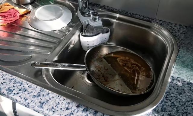 Chảo sạch như mới khi được vệ sinh bằng cách này: Không cần chà xát