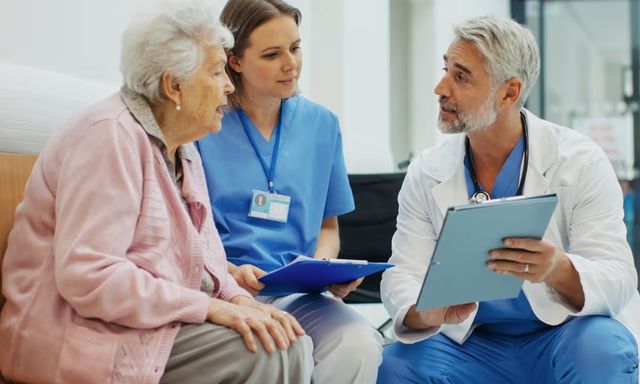 Bác sĩ hỏi bệnh nhân 103 tuổi bí quyết sống thọ, câu trả lời khiến ai cũng bất ngờ