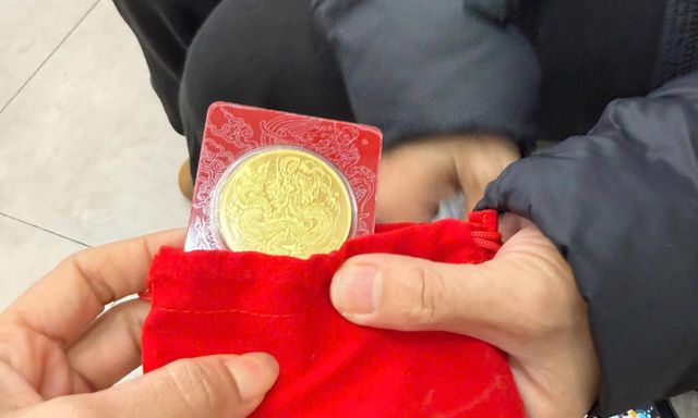 Đang đi bộ trên phố Hà Nội, nữ hiệu trưởng nhặt được 10 chỉ vàng: Diễn biến bất ngờ sau đó