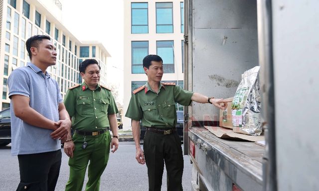 Khám xét khẩn cấp một doanh nghiệp và một hộ kinh doanh do 2 vợ chồng làm chủ