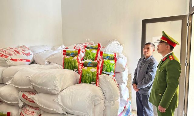 Bắt quả tang chủ cơ sở gạo Phạm Văn Hùng SN 1974