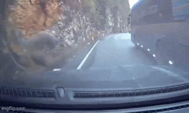 Vụ tai nạn ở Mai Châu khiến 2 người tử vong, camera hé lộ nguyên nhân