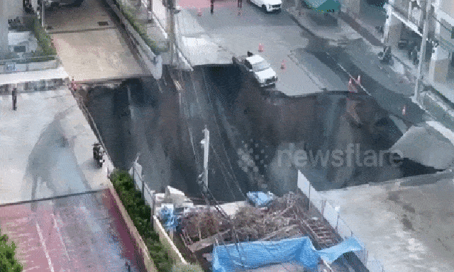 Kinh hoàng trước bệnh viện: 