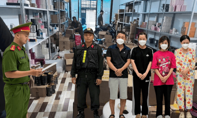 Các tổ công tác đồng loạt khám xét nhiều kho hàng, bắt giữ bà chủ Lê Thị Kim Tuyến và 3 người