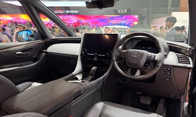 Toyota ra mắt Alphard Hybrid giá thấp nhất lịch sử: Lược bỏ loạt tiện nghi nội thất