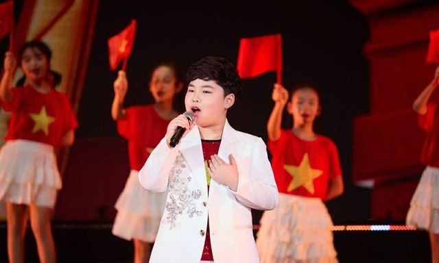 Ca sỹ nhí Dương Đức Hải hát cùng DTAP trong chương trình Xuân Quê Hương 