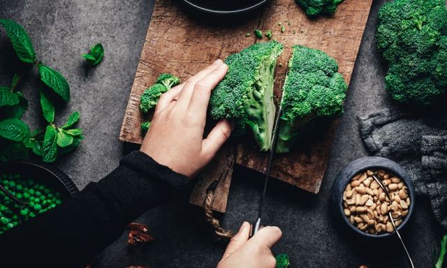 Chuyên gia tiết lộ quy tắc 10 phút biến rau quen thuộc thành “vũ khí chống ung thư”