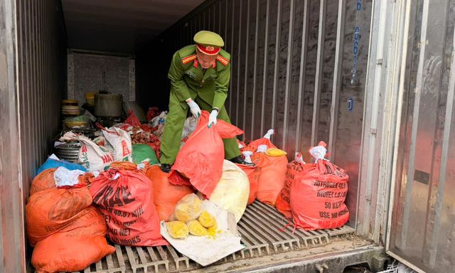 Khám xét, bắt giam chủ xưởng Nguyễn Văn Vinh 50 tuổi vì trộn chất gây ung thư vào 2 tấn thực phẩm