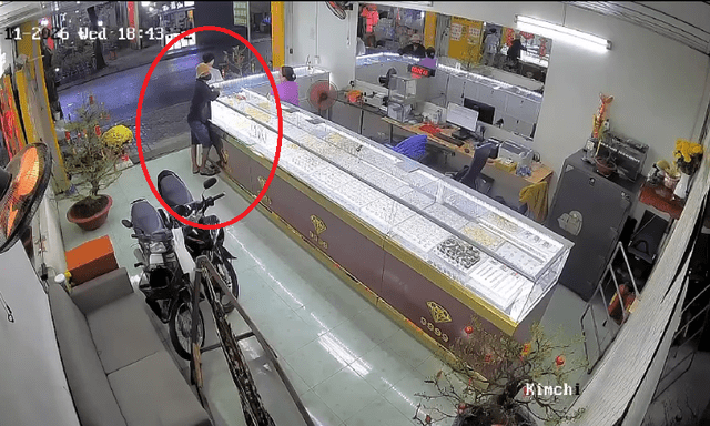 Clip kẻ cướp vàng vứt áo khoác, nhảy xuống vườn dừa trốn: Diễn biến không ngờ sau 6 giờ gây án