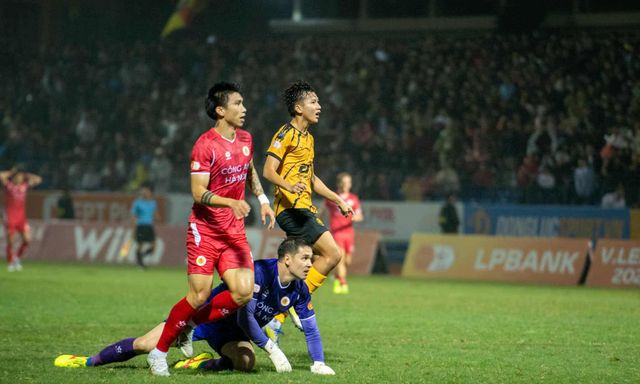 Đoàn Văn Hậu lập siêu phẩm từ giữa sân, mang tin vui lớn cho HLV Kim Sang-sik