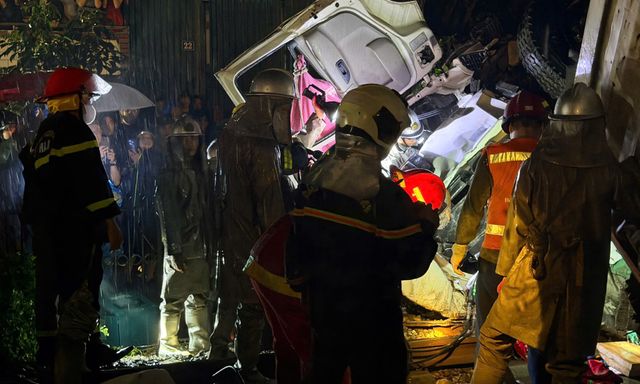 Công an Hà Nội thông tin danh tính tài xế trong vụ tai nạn nghiêm trọng giữa xe đầu kéo và tàu hỏa