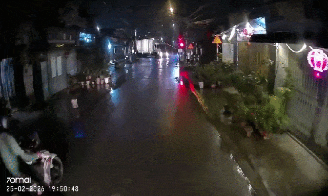 Clip cú va chạm giữa xe đầu kéo và tàu hỏa ở Hà Nội, 2 người đã tử vong