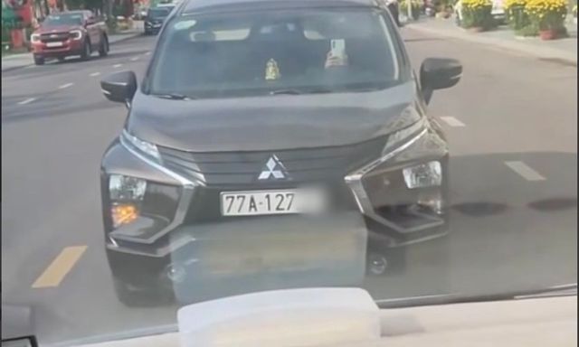 Dừng xe làn ngược chiều, chặn đầu ô tô, người phụ nữ chưa làm việc với CSGT vì 